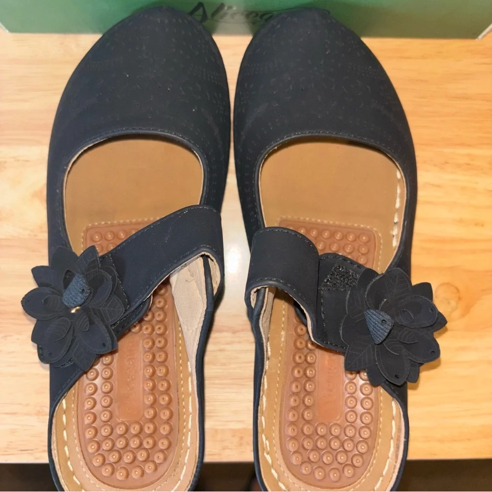 Woman’s Black Mary Jane Wedge Sandals with Flower Accent, Size 7 NWT